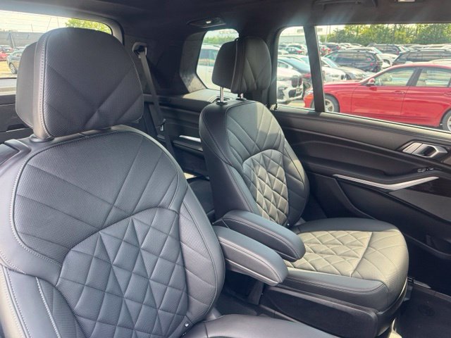 Certified 2025 BMW X7 xDrive40i w/ M Sport Package AWD/4WD image 32