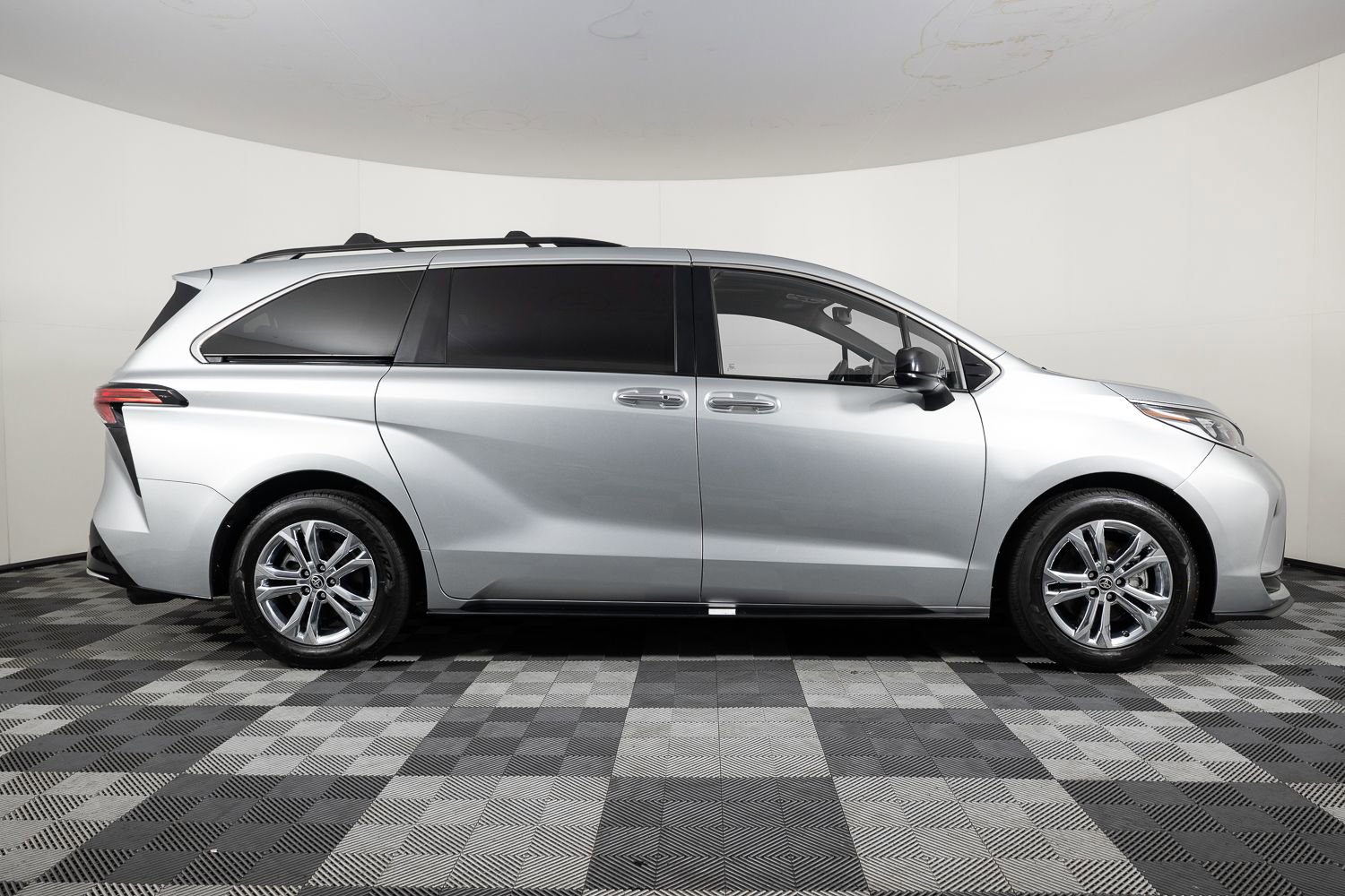 Used 2022 Toyota Sienna XSE image 9