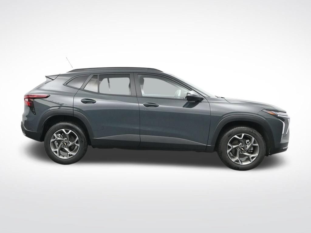 Used 2025 Chevrolet Trax LT FWD image 4