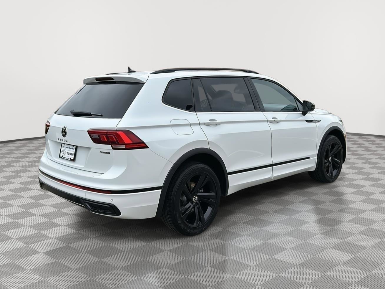 Certified 2023 Volkswagen Tiguan SE R-Line AWD/4WD image 4