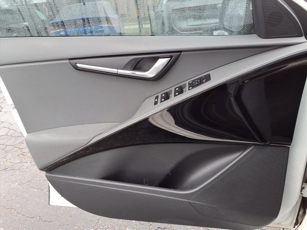 Used 2024 Kia Niro EX image 17