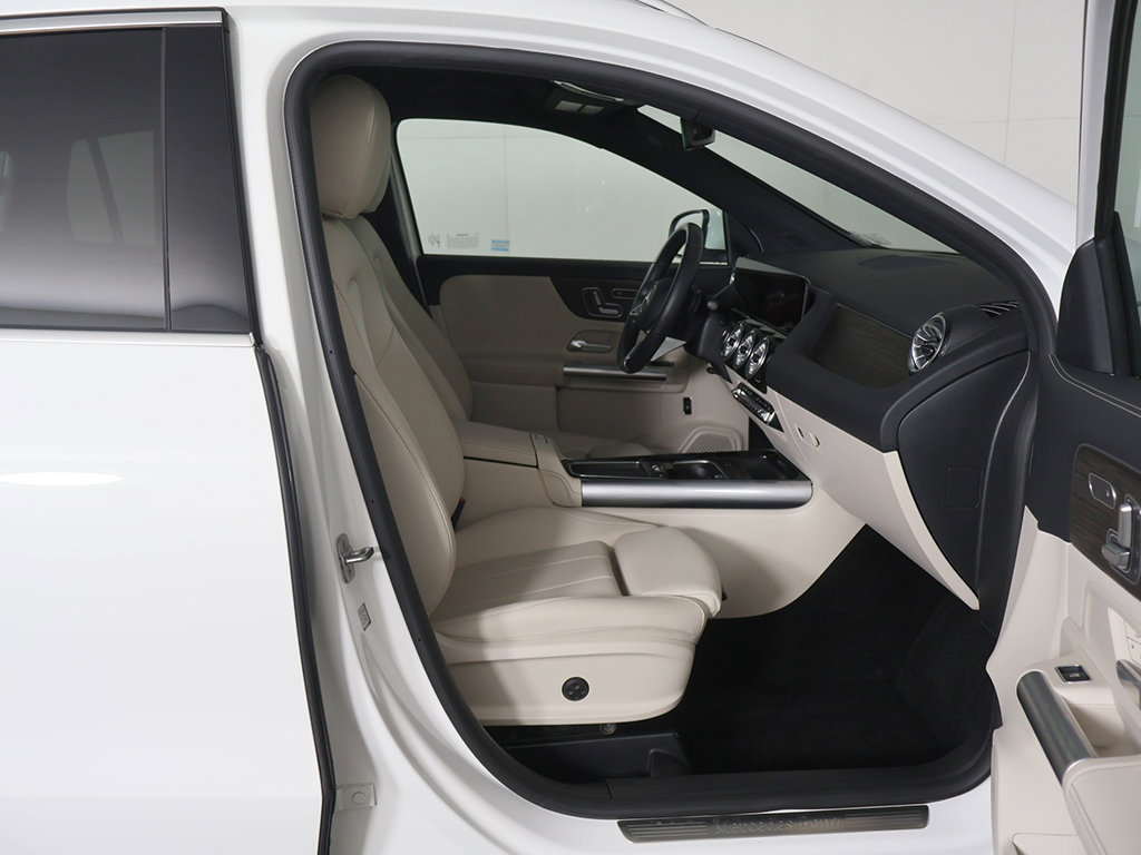 Used 2024 Mercedes-Benz GLA 250 4MATIC w/ Winter Heating Package image 27
