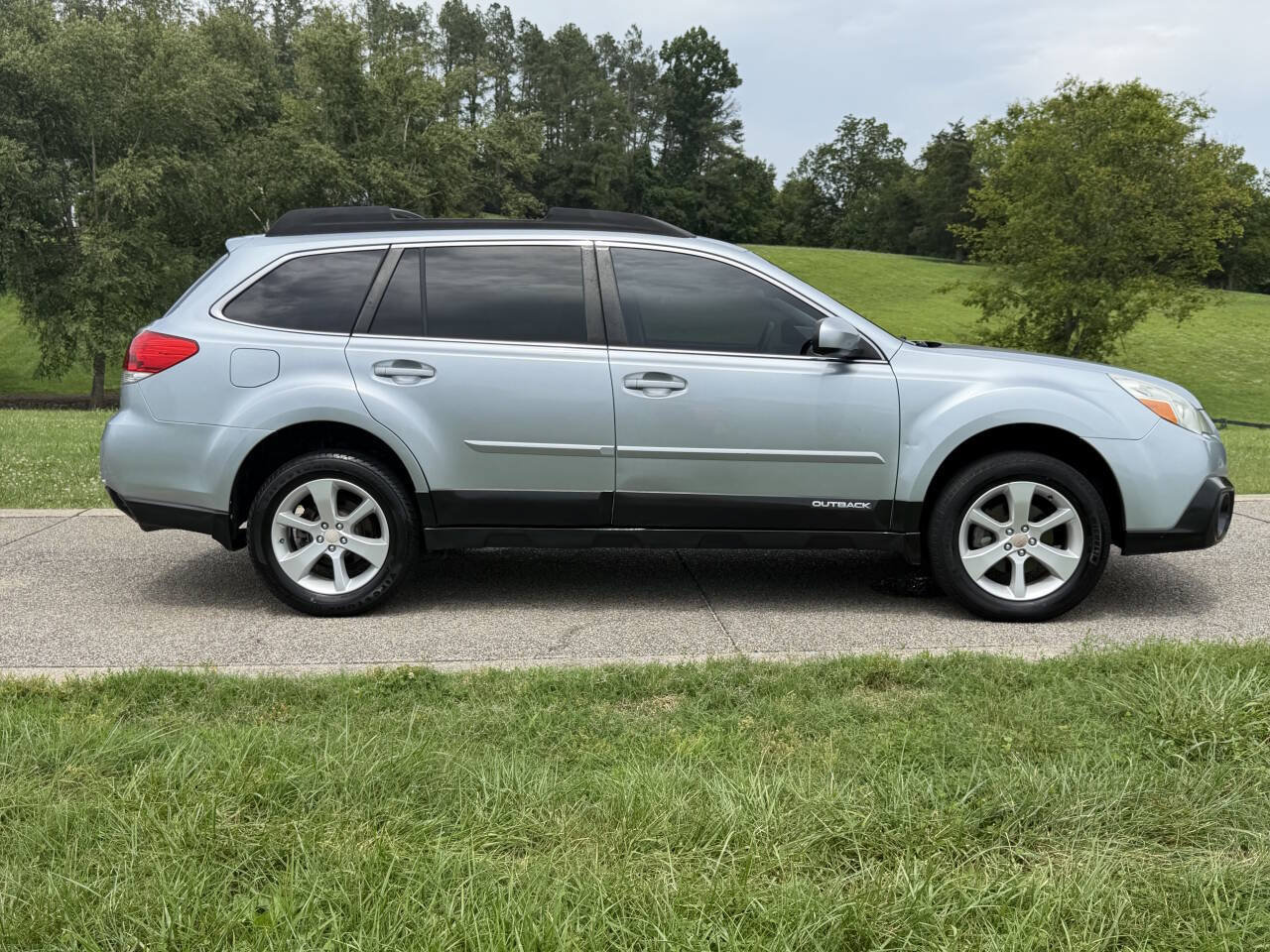 Used 2013 Subaru Outback 2.5i Premium w/ All-Weather Pkg AWD/4WD image 9