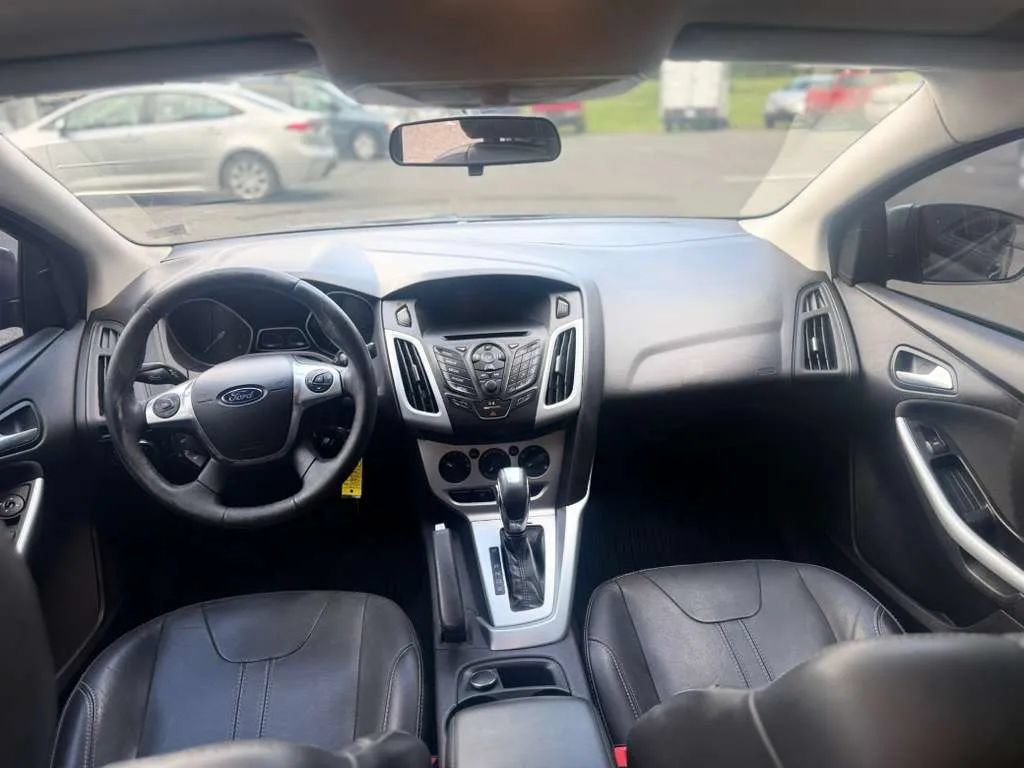 Used 2014 Ford Focus SE w/ Equipment Group 201A FWD image 9