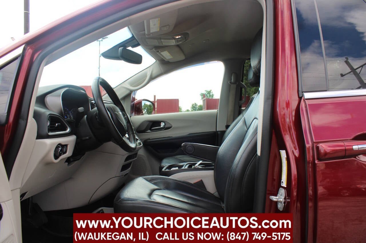 Used 2020 Chrysler Pacifica Touring-L FWD image 9