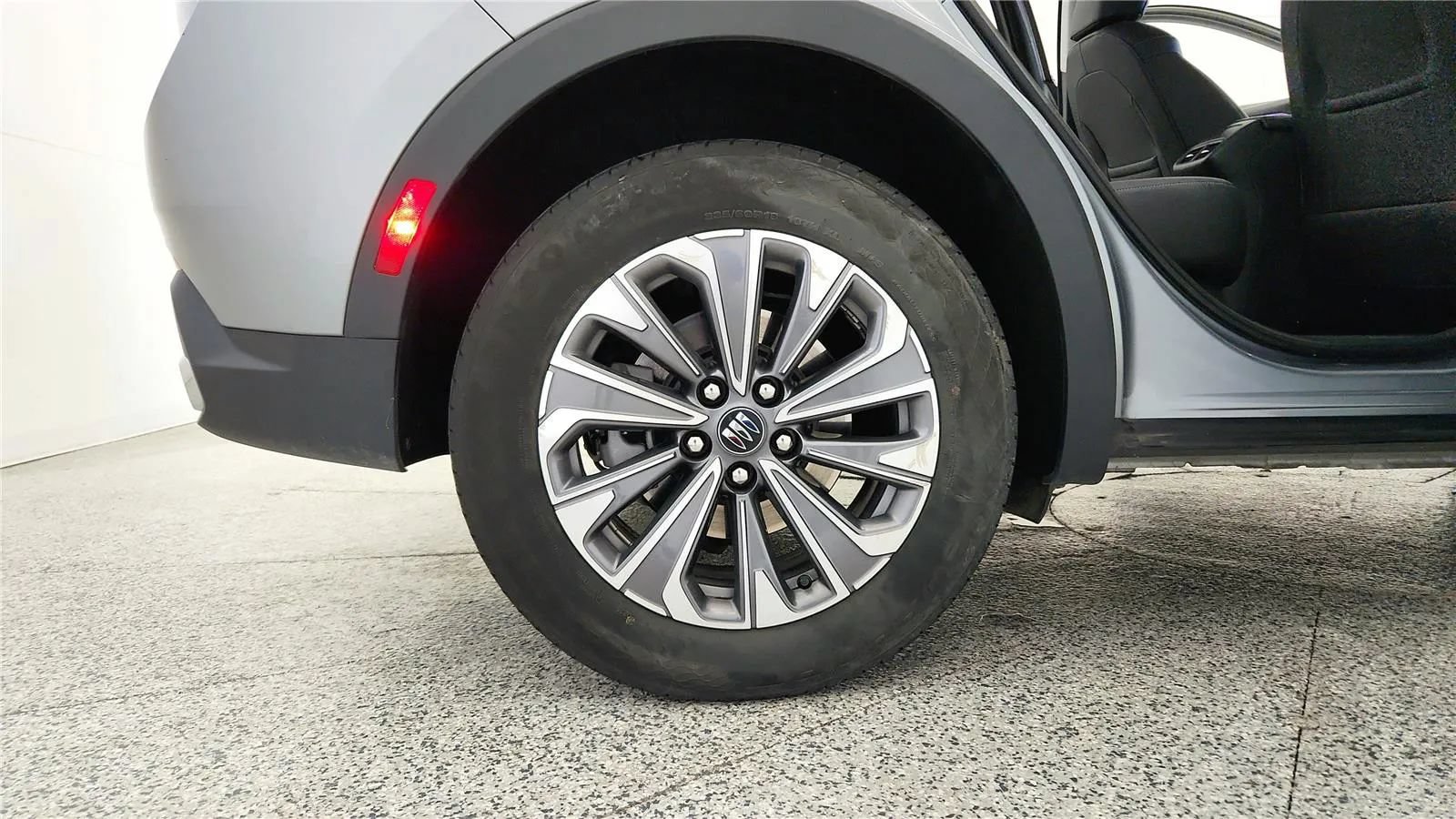 Used 2024 Buick Envision Preferred AWD/4WD image 33