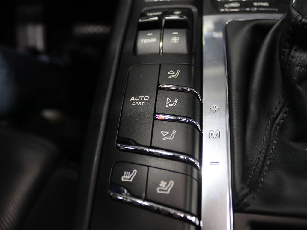 Used 2017 Porsche Macan GTS w/ Premium Package Plus AWD/4WD image 40