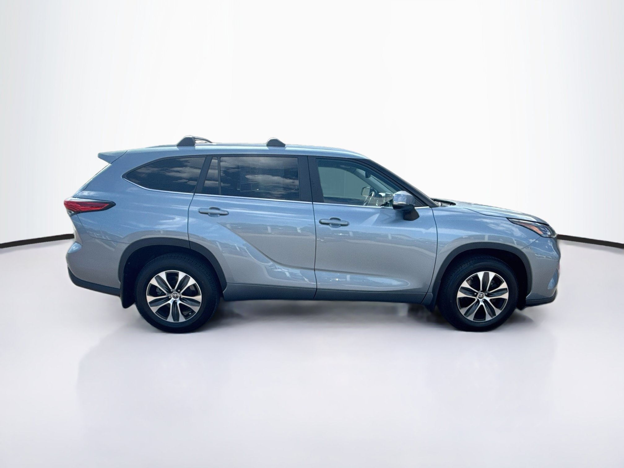 Used 2023 Toyota Highlander XLE AWD/4WD image 10