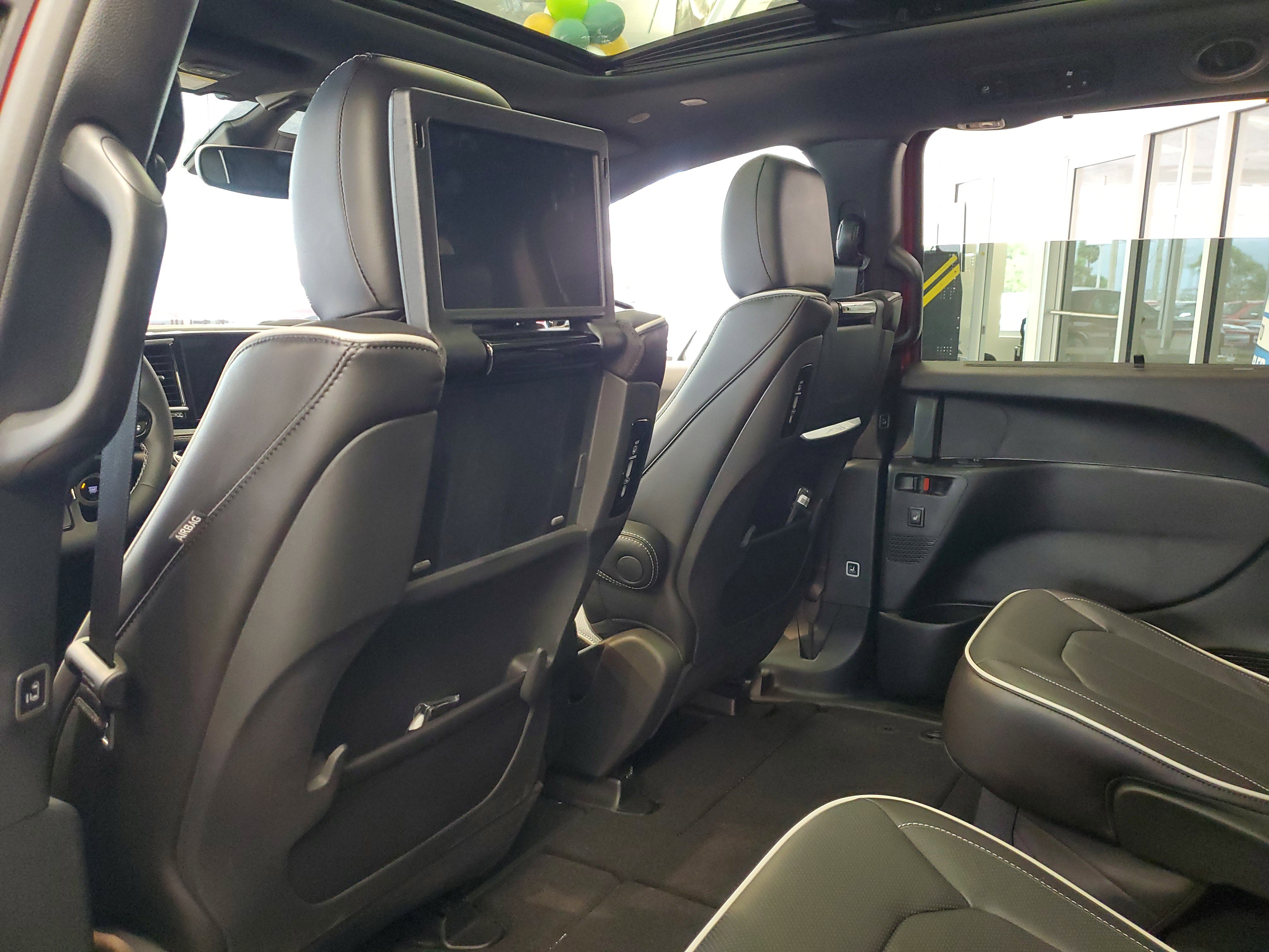 New 2026 Chrysler Pacifica Limited w/ Uconnect Theater Family Group image 9