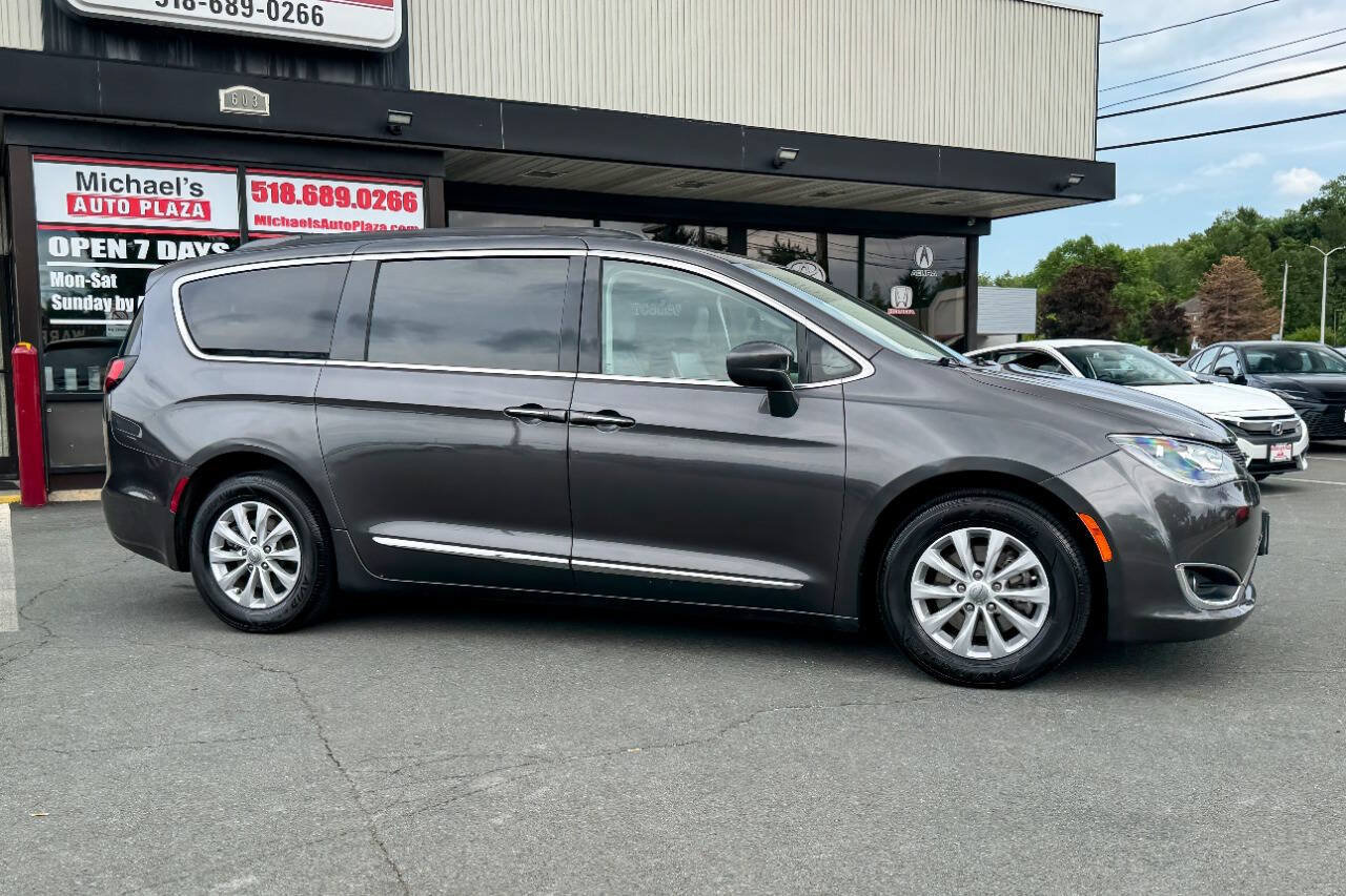Used 2017 Chrysler Pacifica Touring-L FWD image 3