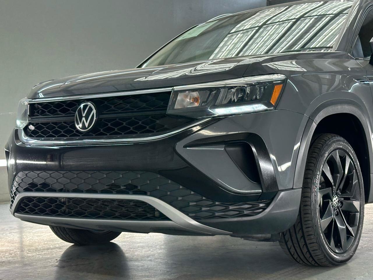 Used 2023 Volkswagen Taos SE w/ Black Wheel Package FWD image 4