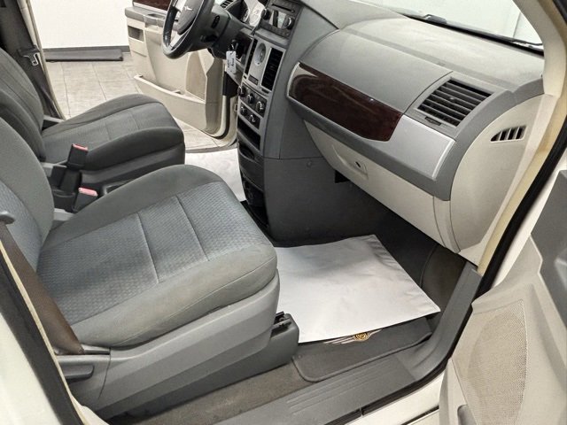 Used 2010 Chrysler Town & Country Touring image 28