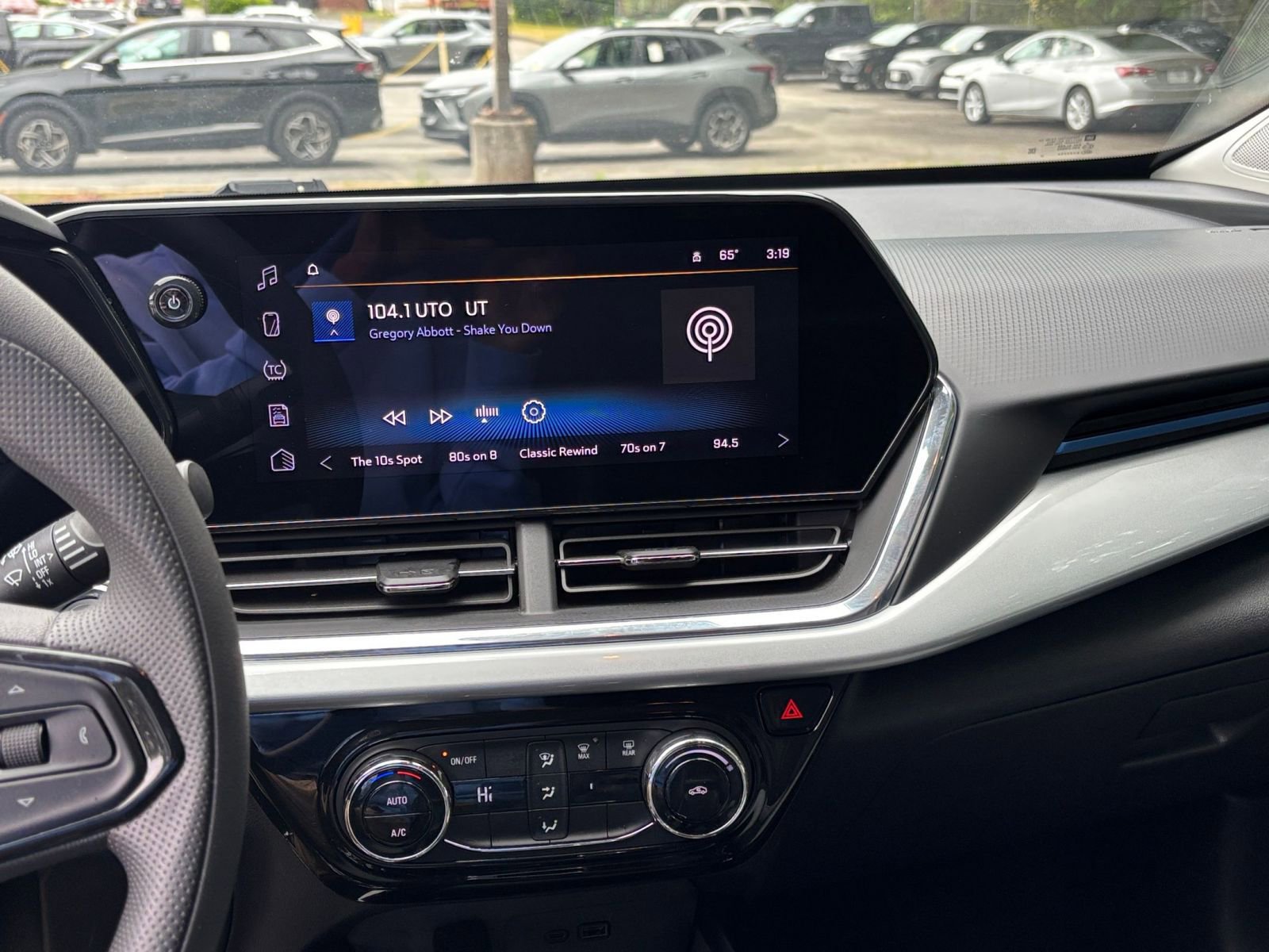 Used 2025 Chevrolet Trax LT FWD image 17