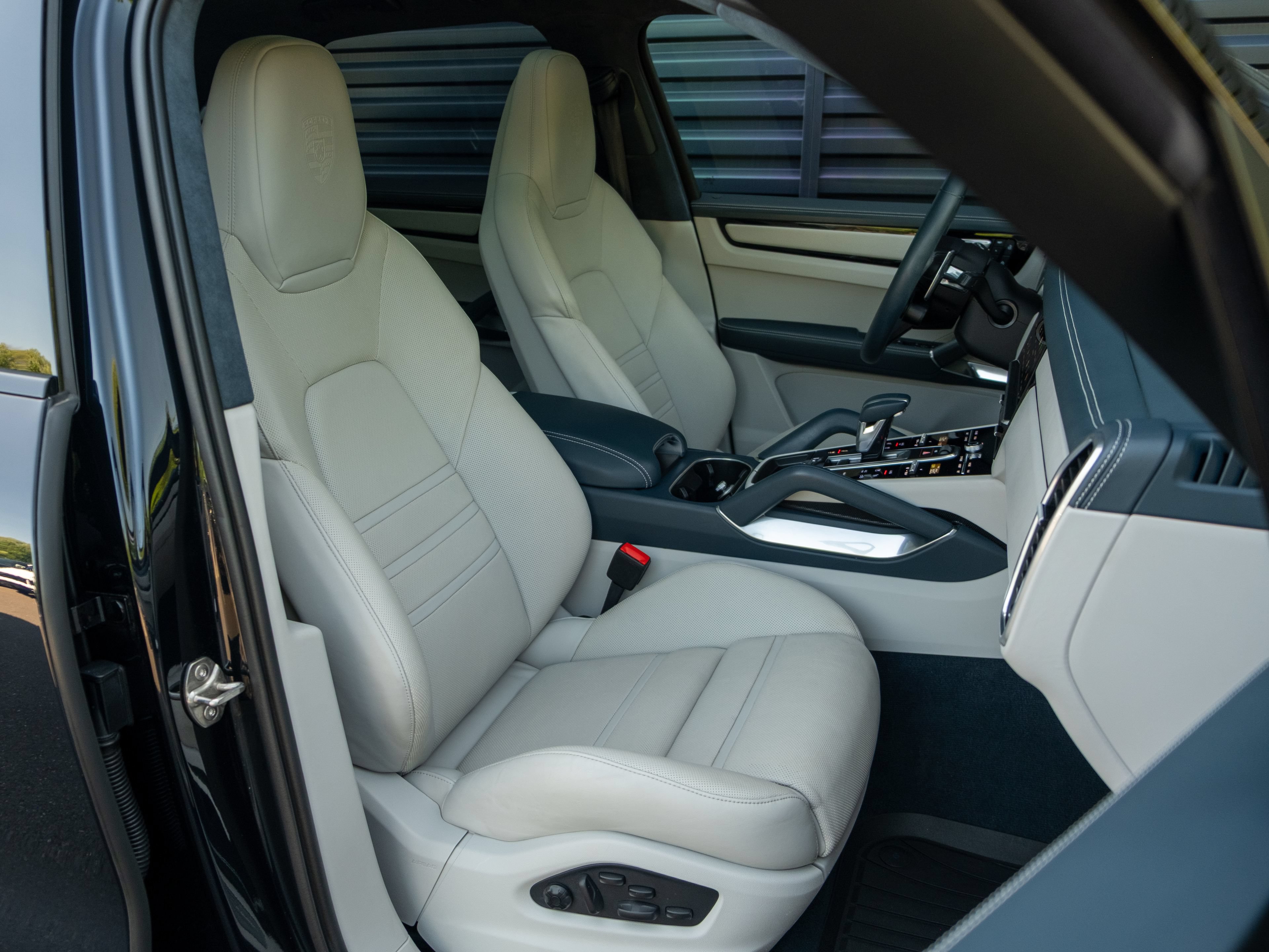 Certified 2023 Porsche Cayenne Turbo S AWD/4WD image 41