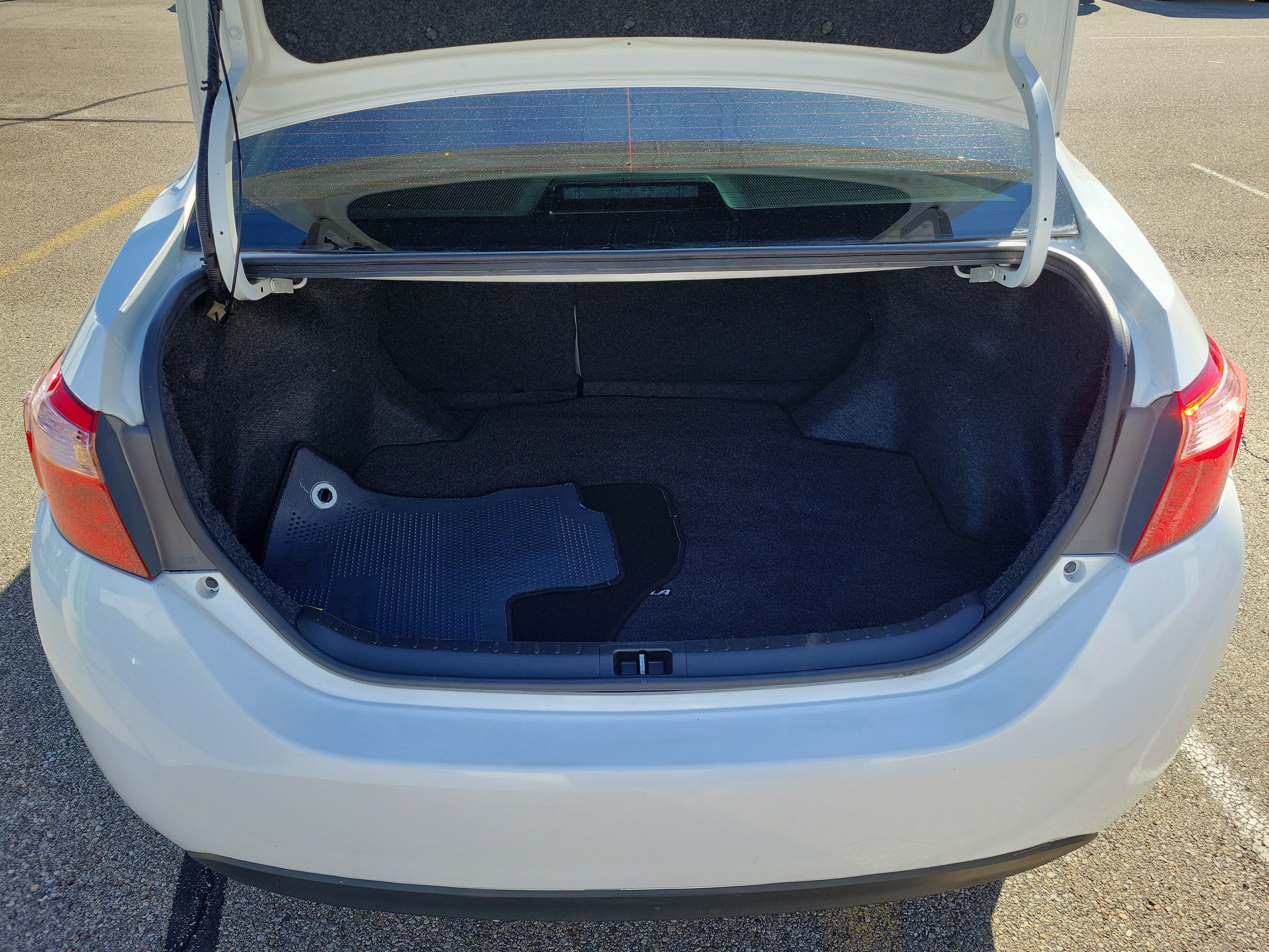 Used 2017 Toyota Corolla LE w/ Carpet Mat Package (TMS) FWD image 7