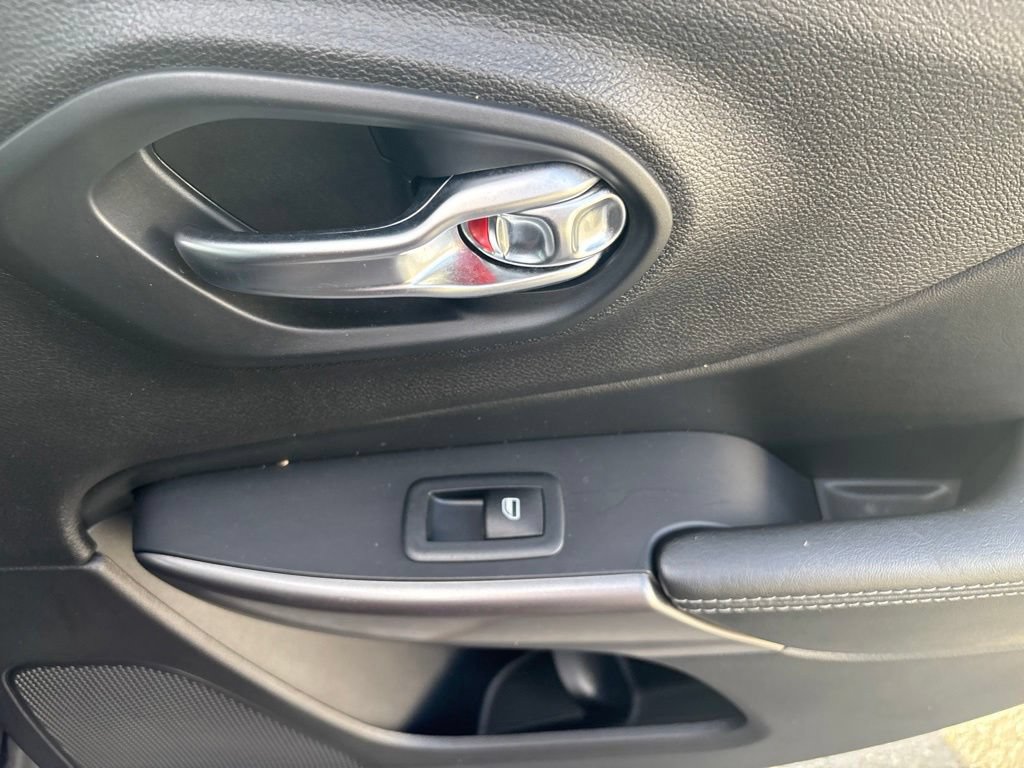 Used 2019 Jeep Cherokee Limited AWD/4WD image 25