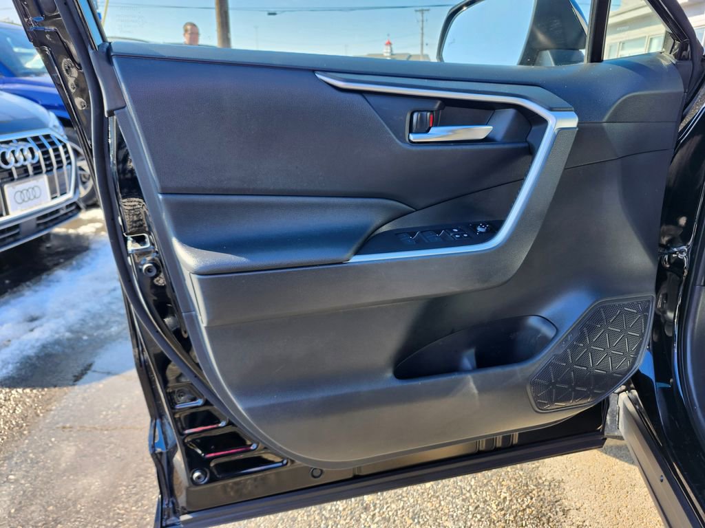 Used 2022 Toyota RAV4 SE w/ Weather & Moonroof Package AWD/4WD image 8