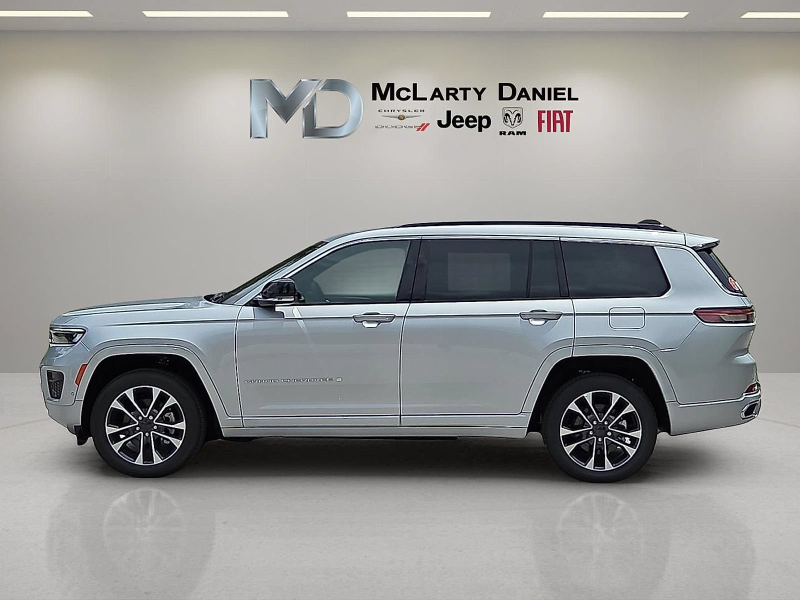 New 2025 Jeep Grand Cherokee L Overland w/ Rear Seat Video Group I AWD/4WD video 3