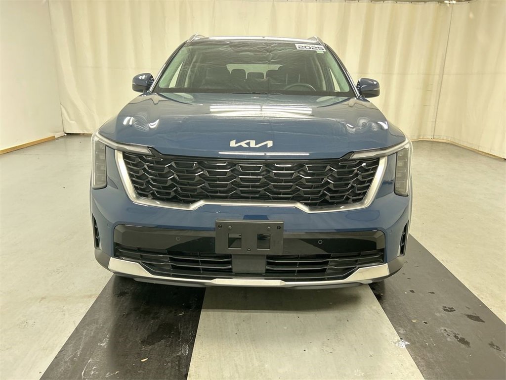 Certified 2025 Kia Sorento S image 3