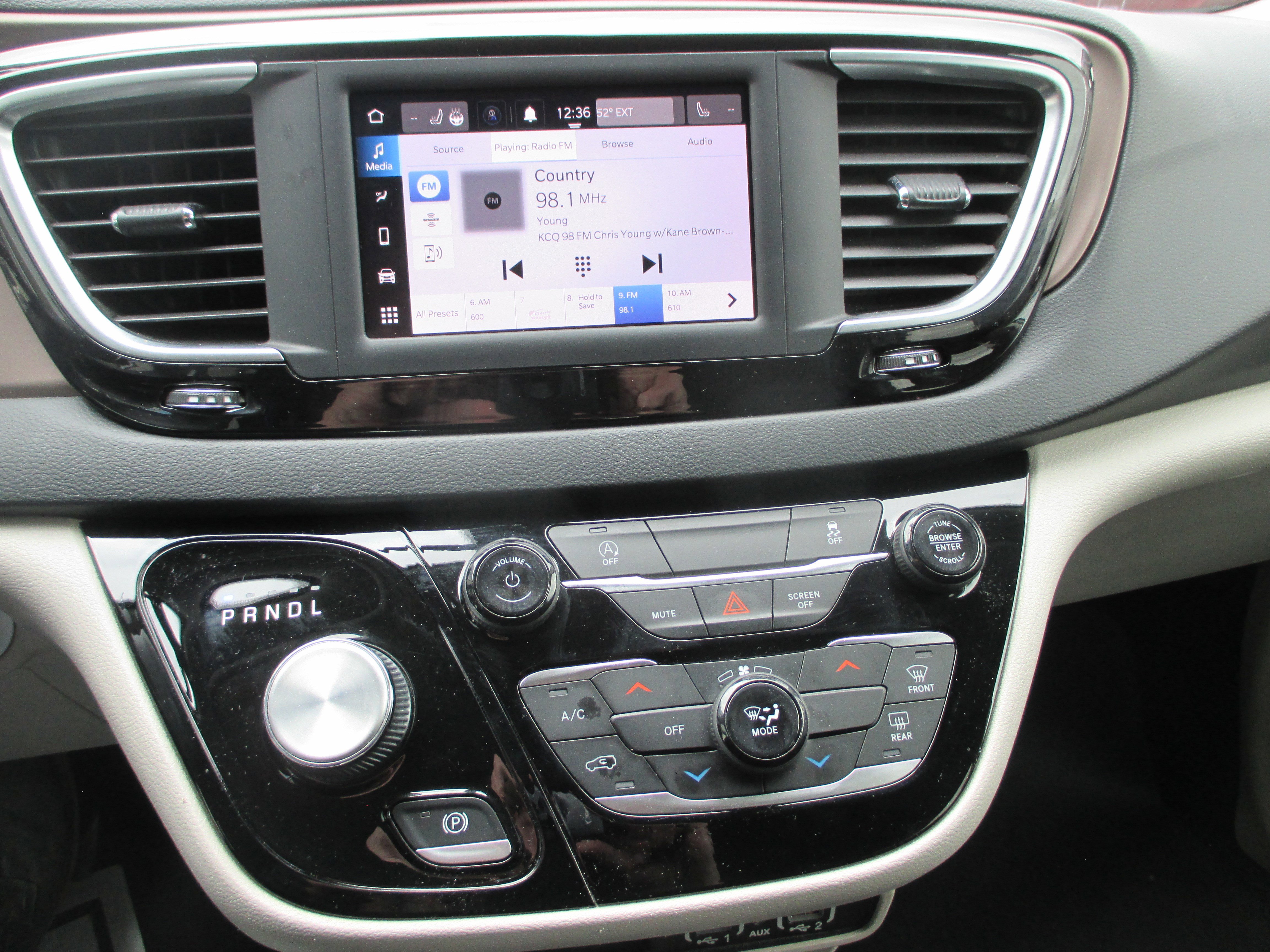 Used 2022 Chrysler Voyager LX FWD image 17