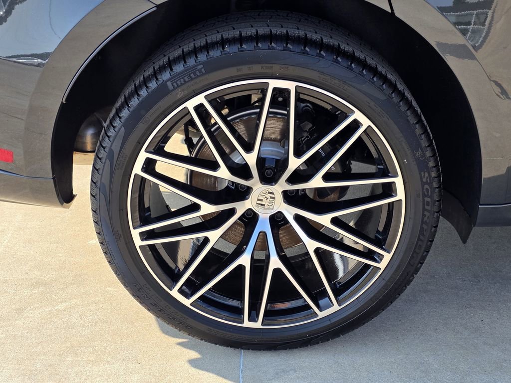 Used 2025 Porsche Macan AWD/4WD image 13