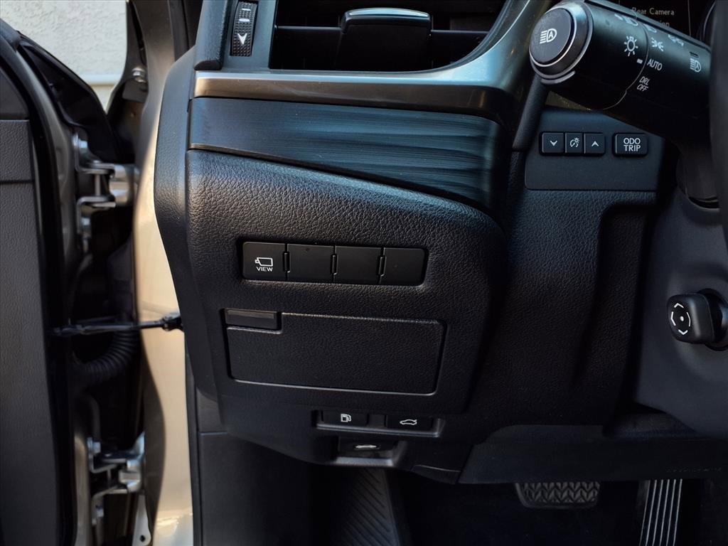 Used 2020 Lexus ES 300h w/ Luxury Package image 13