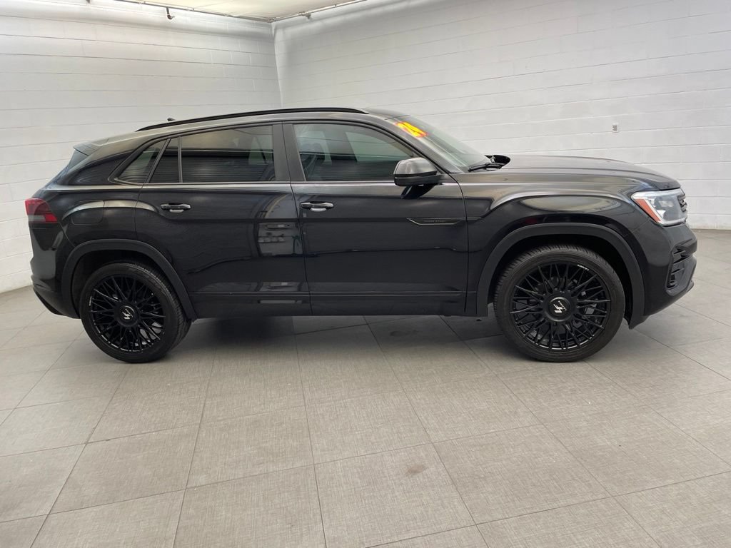 Used 2024 Volkswagen Atlas Cross Sport SEL R-Line AWD/4WD image 6