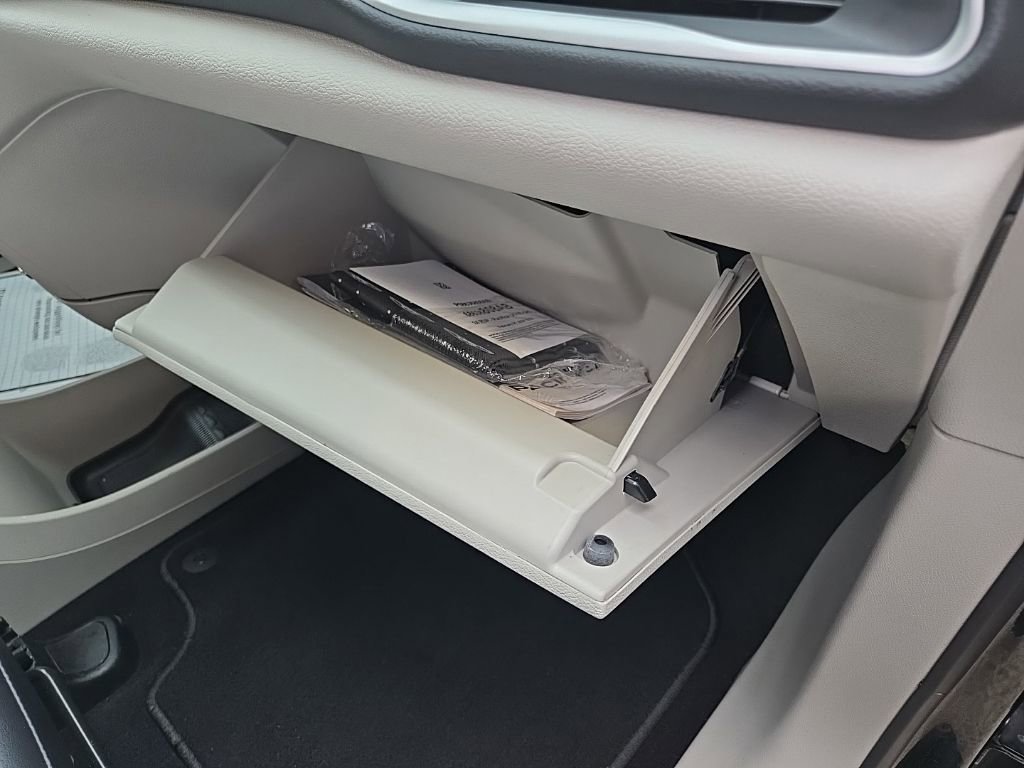 Used 2024 Chrysler Pacifica Touring-L image 71
