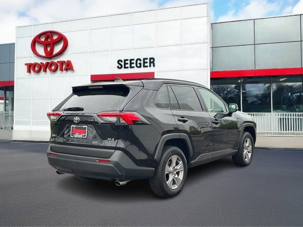 Used 2025 Toyota RAV4 XLE AWD/4WD image 3
