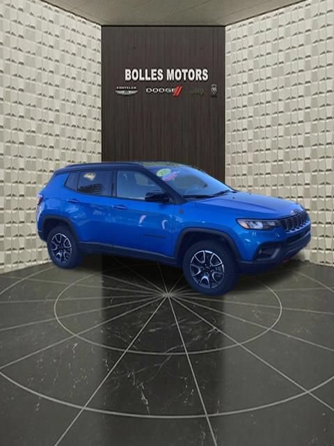 Used 2025 Jeep Compass Trailhawk w/ Trailhawk Convenience Group AWD/4WD image 2