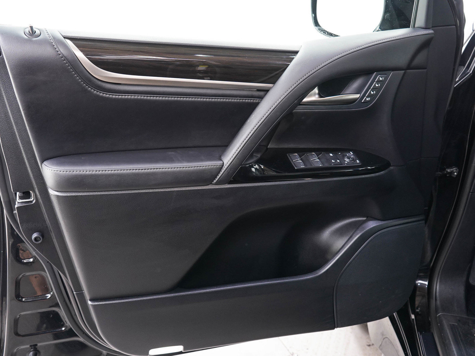 Used 2018 Lexus LX 570 4WD image 25