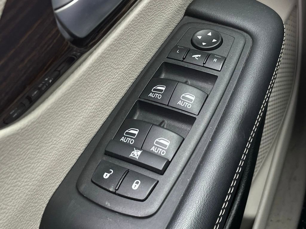 Used 2024 Chrysler Pacifica Limited image 12