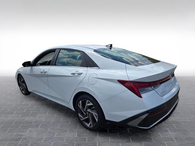 Used 2025 Hyundai Elantra SEL FWD image 5