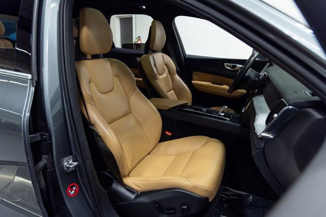 Used 2018 Volvo XC60 T8 Momentum image 25