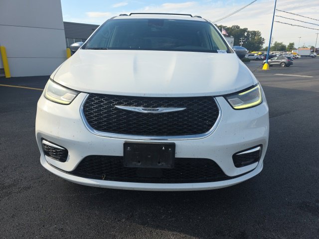 Used 2023 Chrysler Pacifica Limited FWD image 2