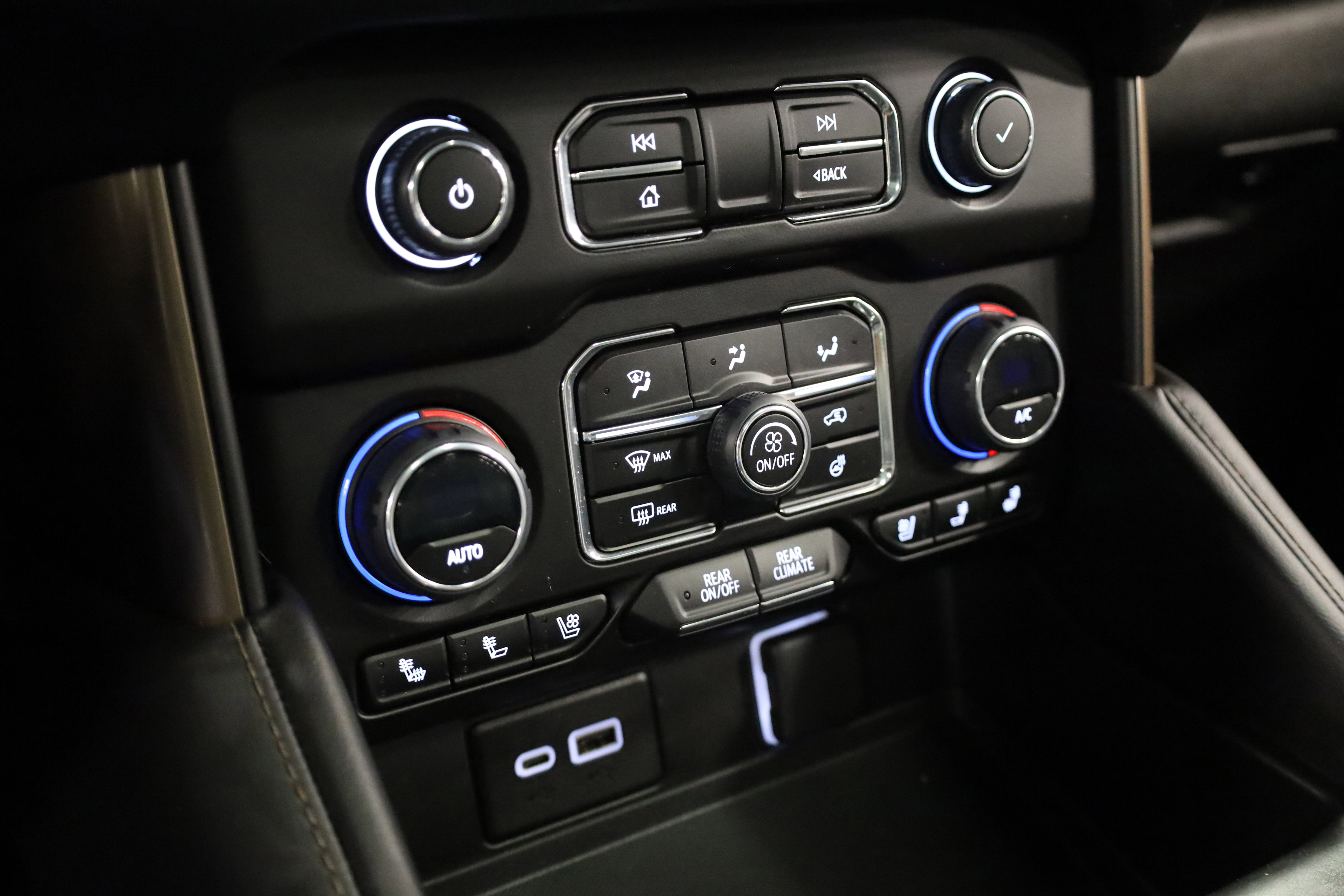 Used 2024 Chevrolet Suburban High Country w/ Advanced Technology Package image 29