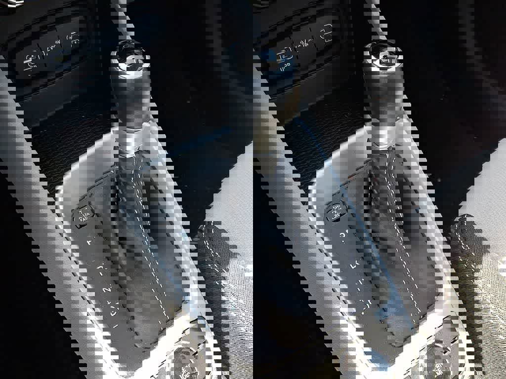 Used 2025 Hyundai Venue SEL image 14