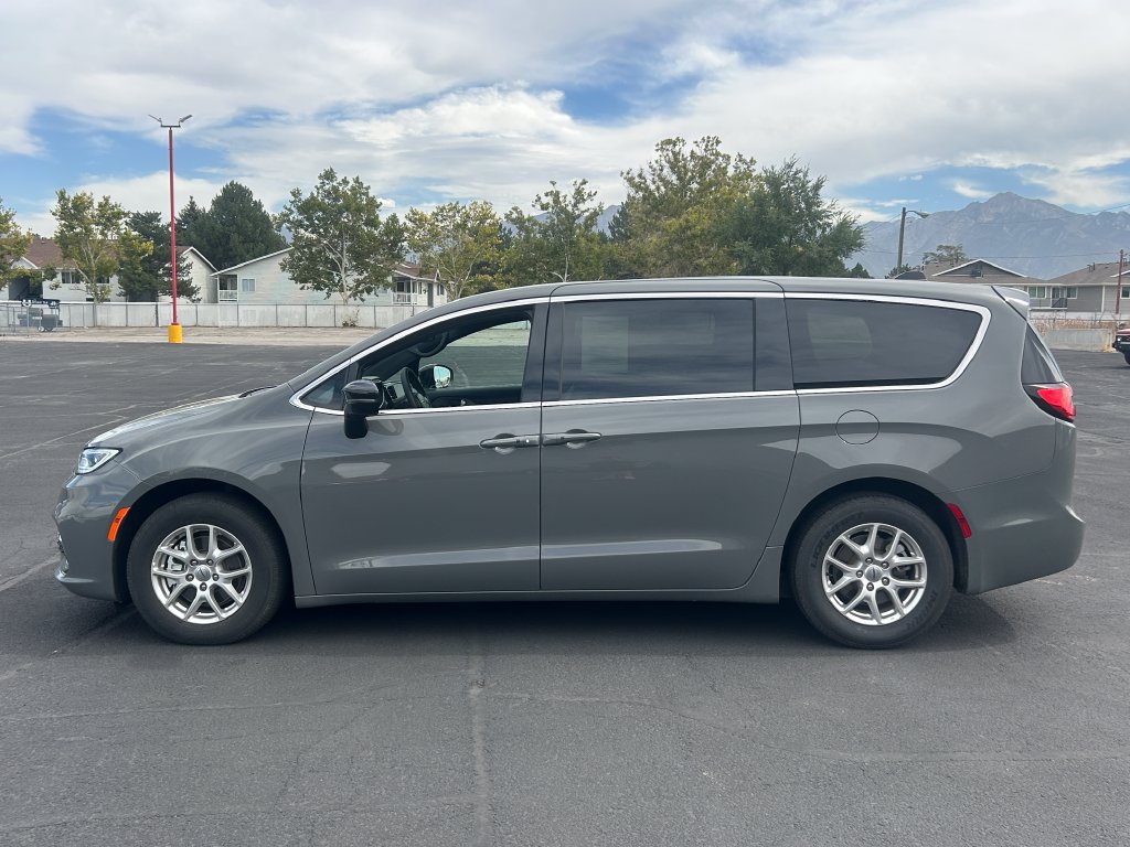 Used 2025 Chrysler Pacifica Select FWD image 6