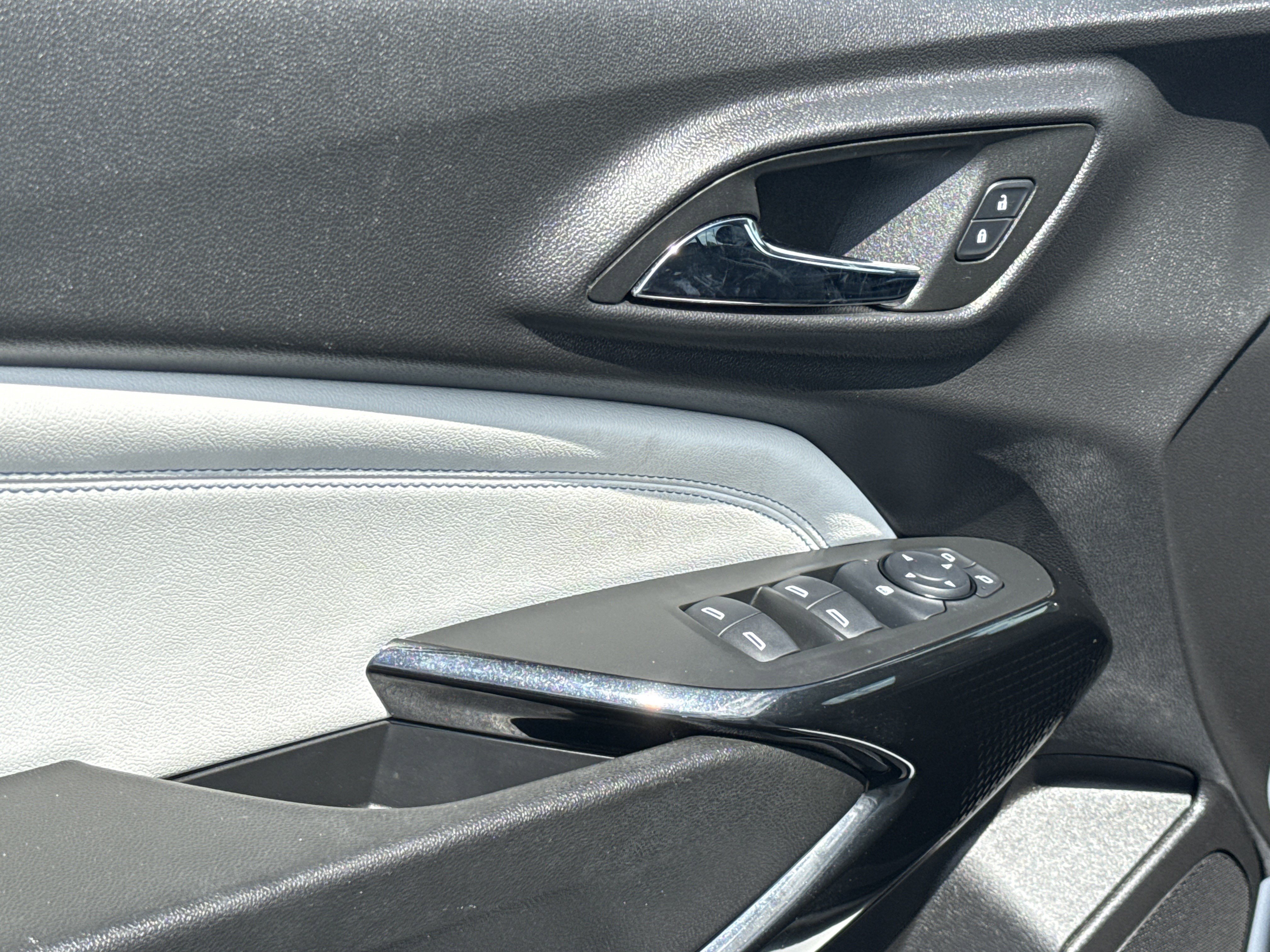 Used 2025 Chevrolet Trax LT FWD image 15