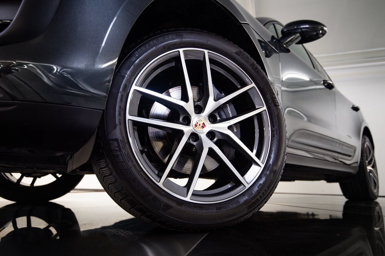 Certified 2024 Porsche Macan AWD/4WD image 12