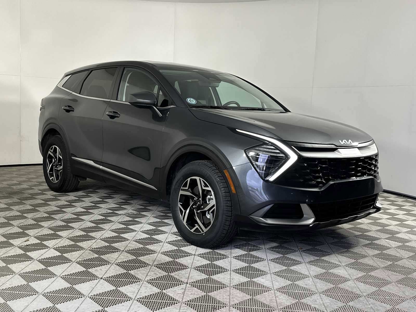 Used 2024 Kia Sportage LX image 1