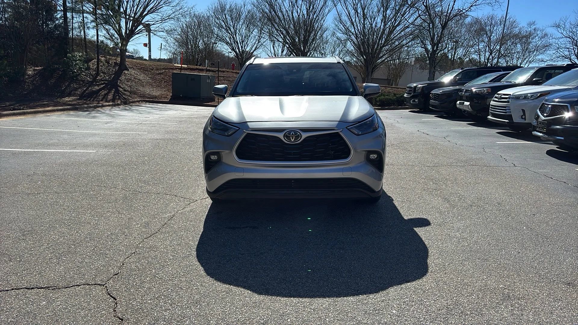 Used 2023 Toyota Highlander XLE image 2