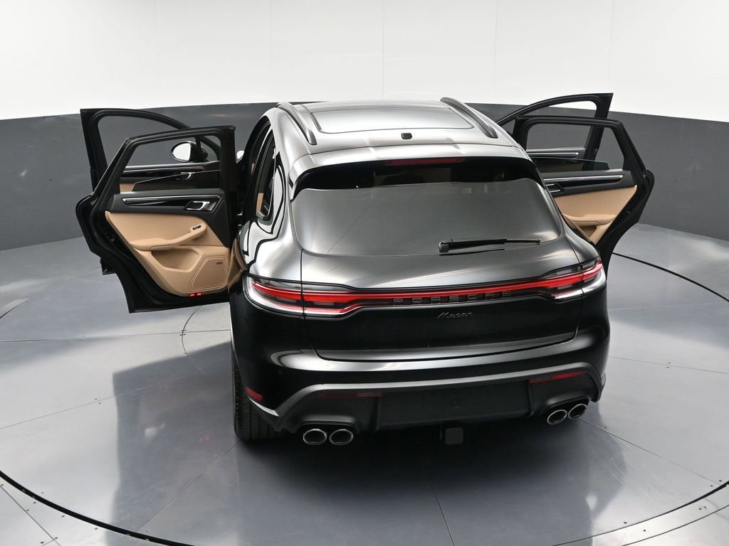 Used 2025 Porsche Macan AWD/4WD image 34