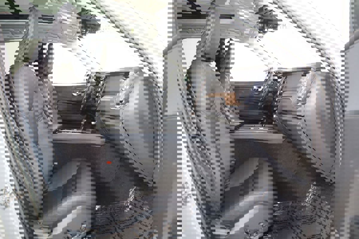 Used 2023 Volvo XC60 B5 Plus image 13