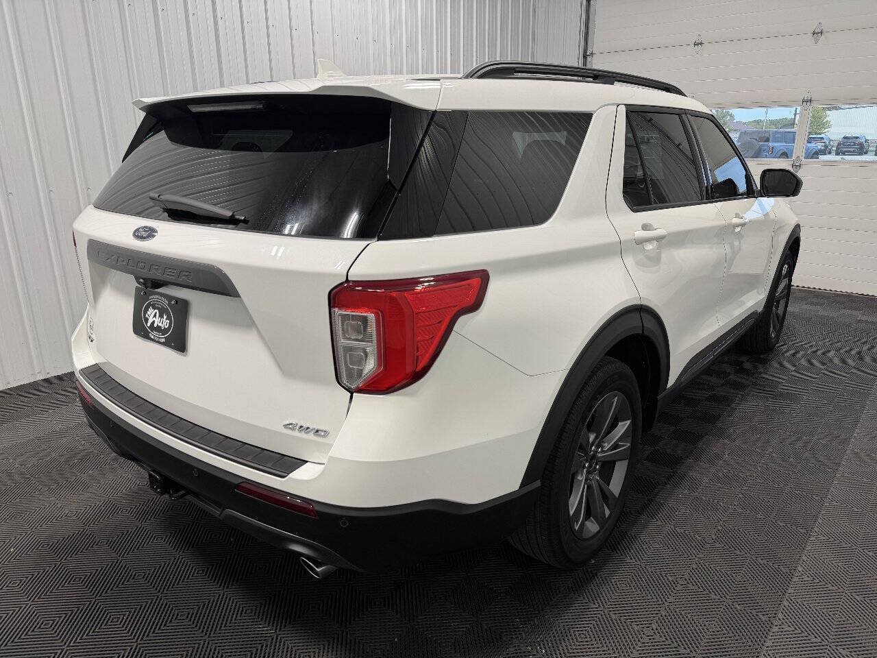Used 2022 Ford Explorer XLT w/ XLT Sport Appearance Package AWD/4WD image 3