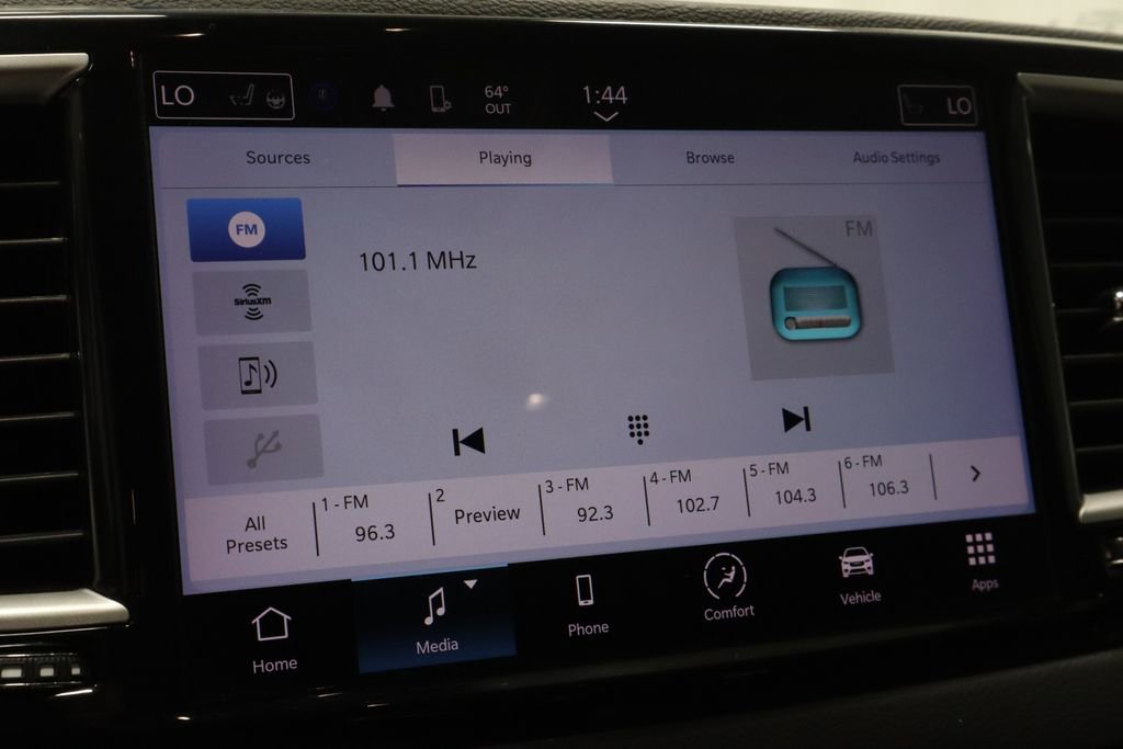 Used 2023 Chrysler Pacifica Touring-L FWD image 2