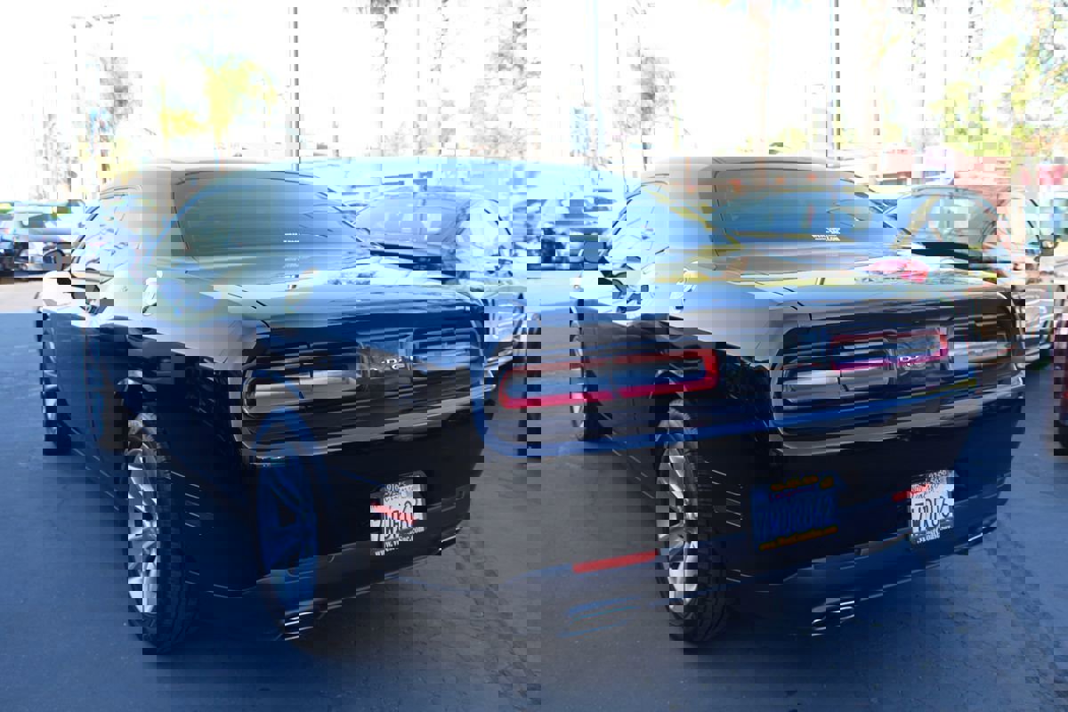 Used 2016 Dodge Challenger SXT image 5