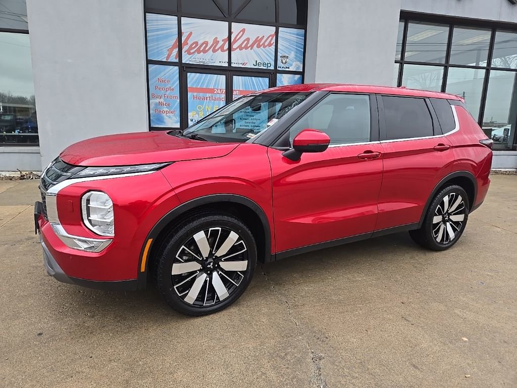 Used 2025 Mitsubishi Outlander SE image 3