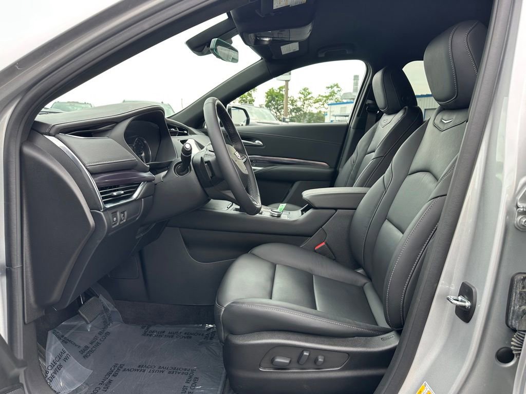 Used 2022 Cadillac XT4 Luxury w/ Cold Weather Package AWD/4WD image 24