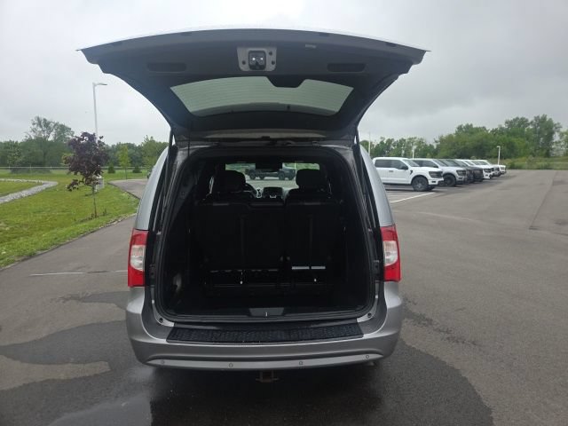 Used 2015 Chrysler Town & Country S FWD image 10
